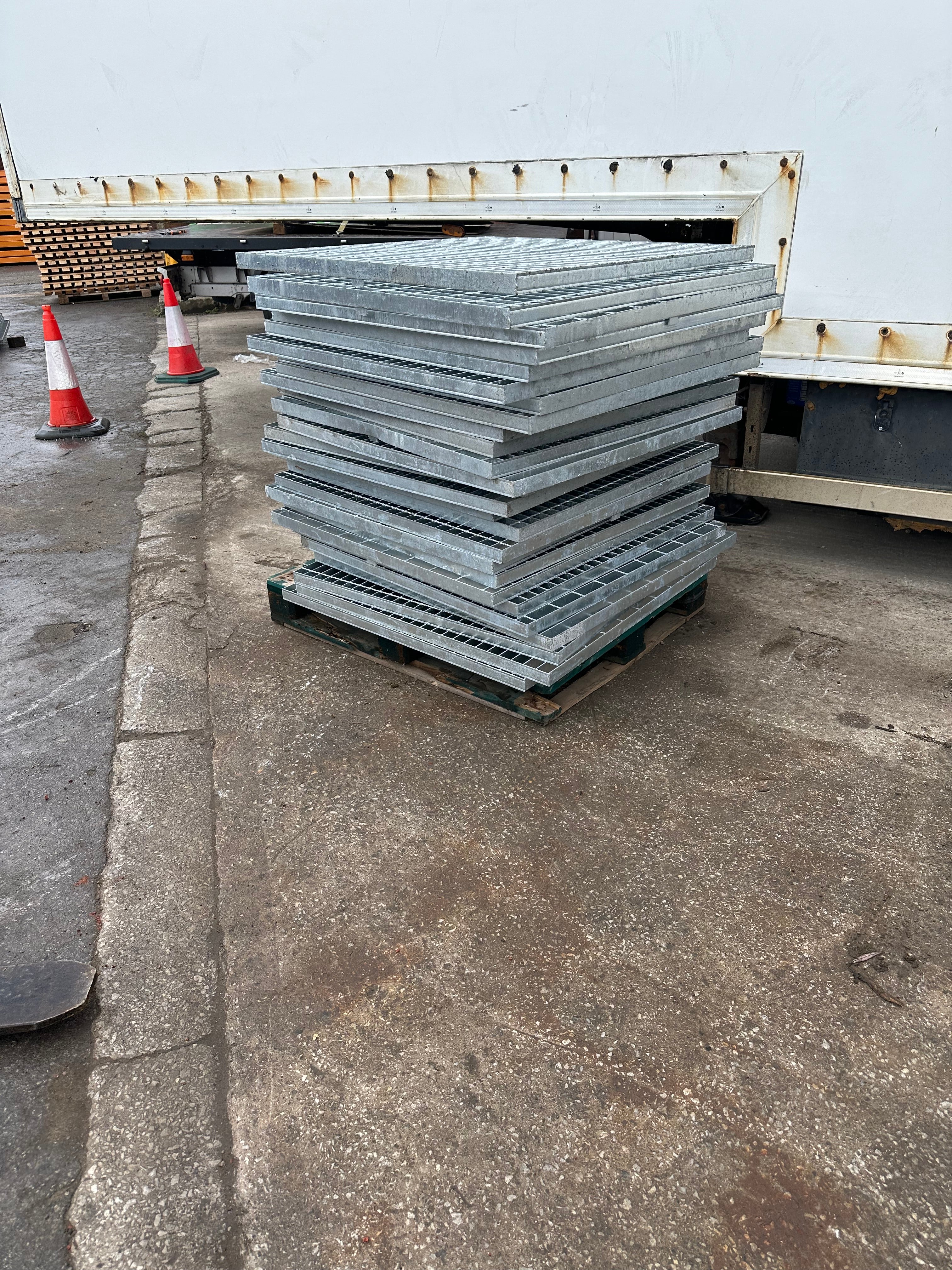 Used Galvanised Forged Walkway - 1000mm x 1000mm - Walkway - Cracking Racking