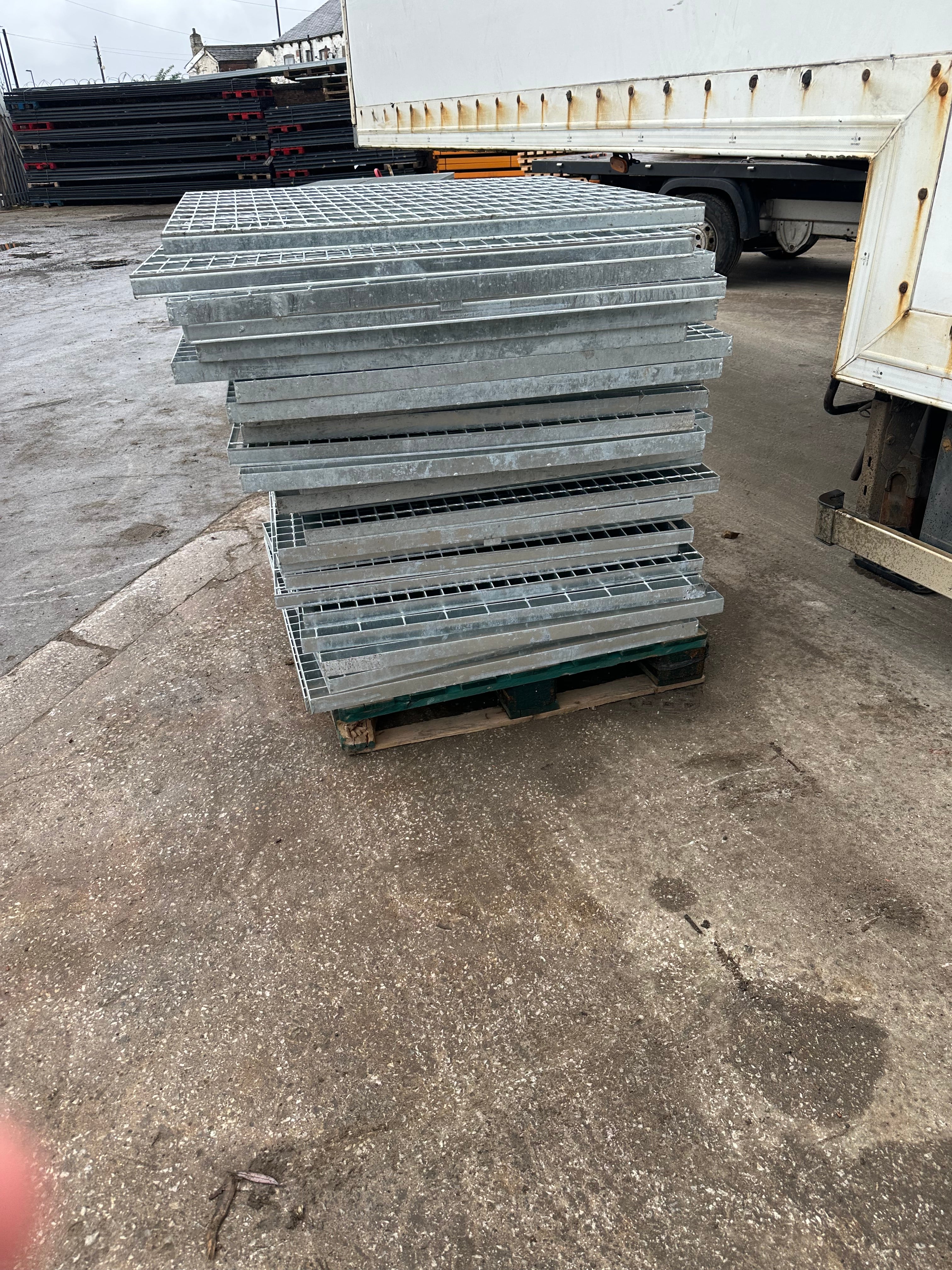 Used Galvanised Forged Walkway - 1000mm x 1000mm - Walkway - Cracking Racking