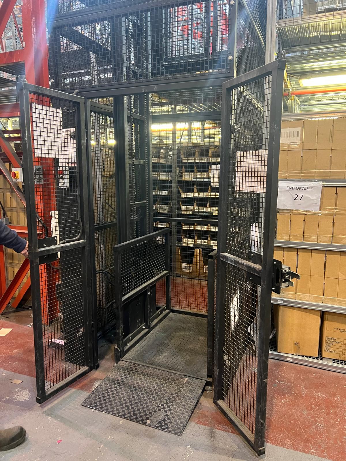 Mezzanine Floor Goods Passenger Storage Lift - 2.5m high - Mezzanine Lift - Cracking Racking